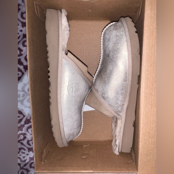 Ugg metallic slippers size 5 girl but 7 women’s - Picture 1 of 4